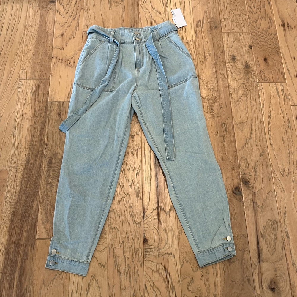 JustFab Light Blue Paperbag Women’s Jeans, size 29